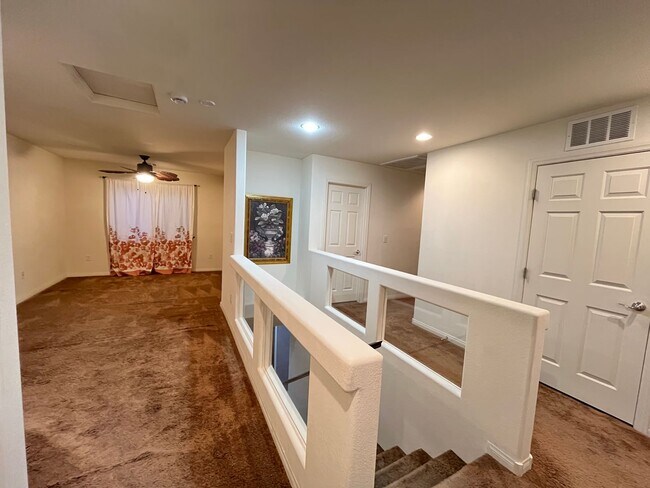 Building Photo - Desirable 4 Bedroom 2.5. Bathroom home in ...