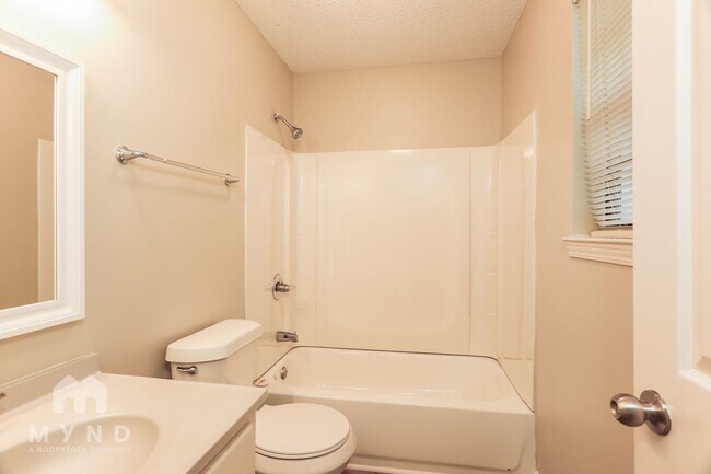 Building Photo - 2708 Laburnum Dr