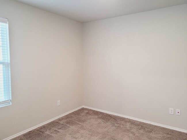 Building Photo - Gorgeous 3-bedroom, 2 Bathroom, Minutes fr...