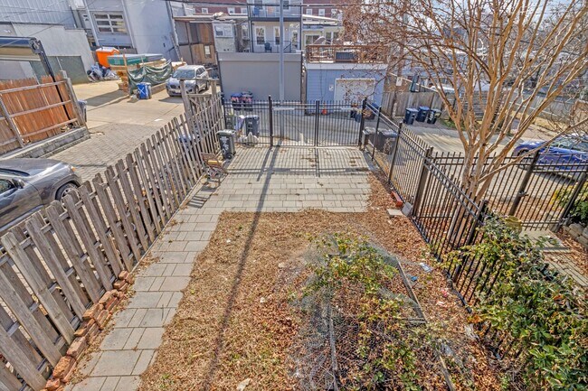 Building Photo - Big and Comfy Townhouse