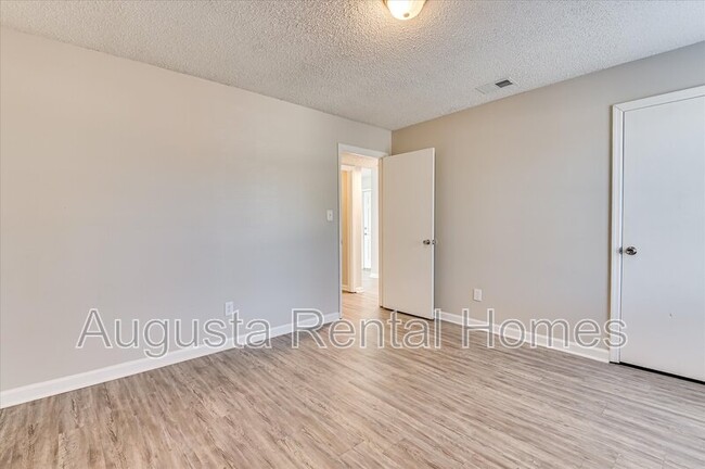 Building Photo - 170 Chalet North CT