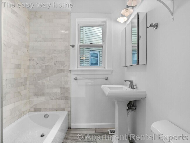 Building Photo - 98 Elm St