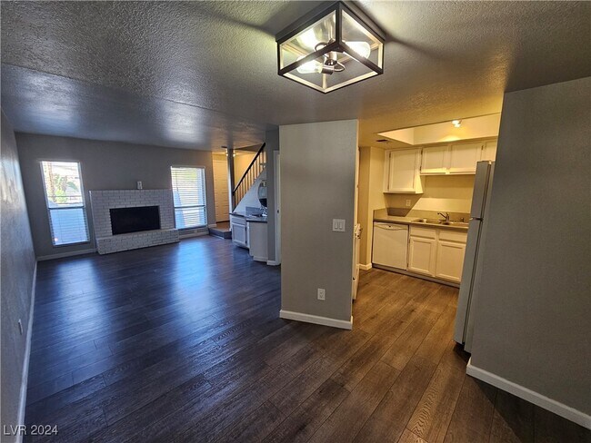 Building Photo - 3749 Carlyle Dr