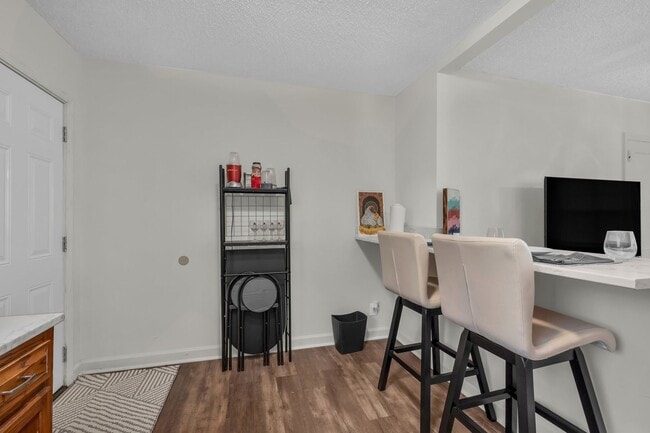 Building Photo - 306-306 Glenwood Cir