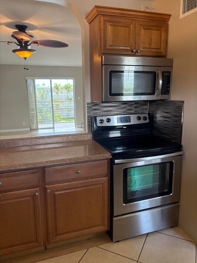 Building Photo - 2770 Garden Dr S