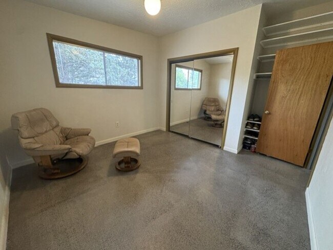Building Photo - Fantastic location just steps from the Deschutes River and 1st St Rapids Park