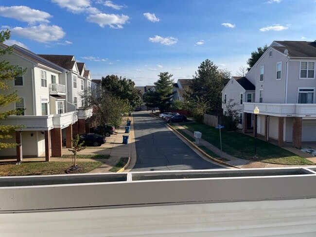 Building Photo - Beautiful 3 Bed 2.5 Bath Interior Townhome...