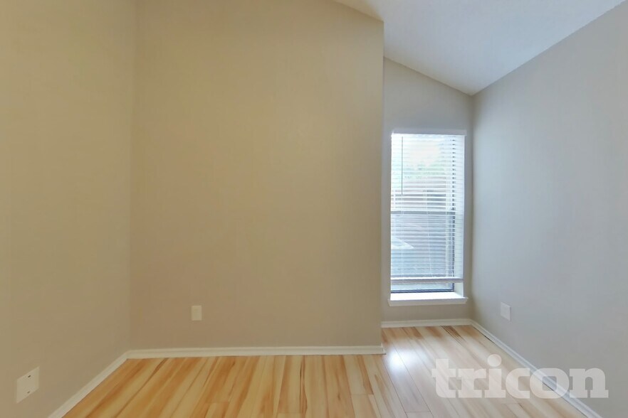 Building Photo - 2033 Feather Ln