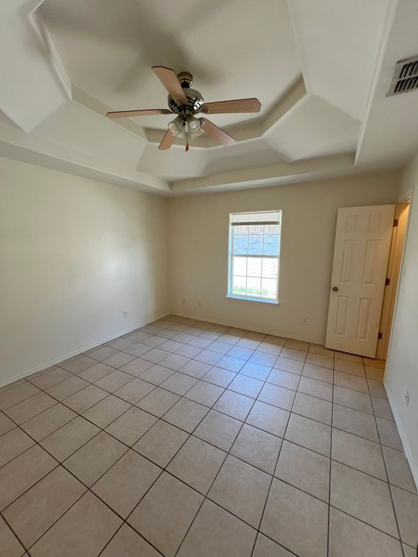 Building Photo - 2220 W Candlelight Ln