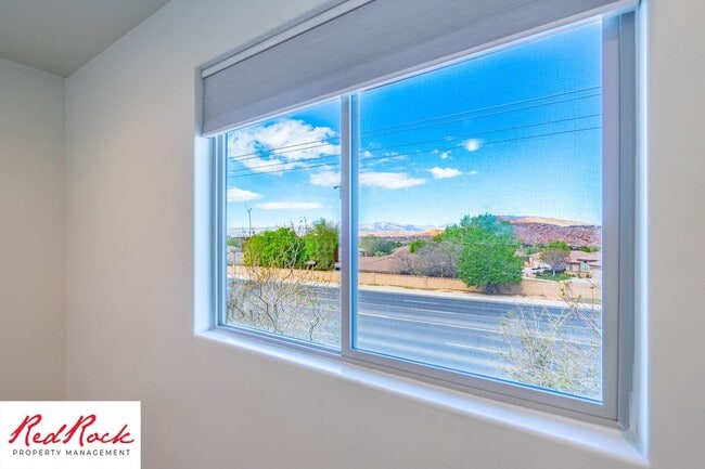 Building Photo - End Unit Fossil Hills Townhome with 3 Beds and 2.5 Baths