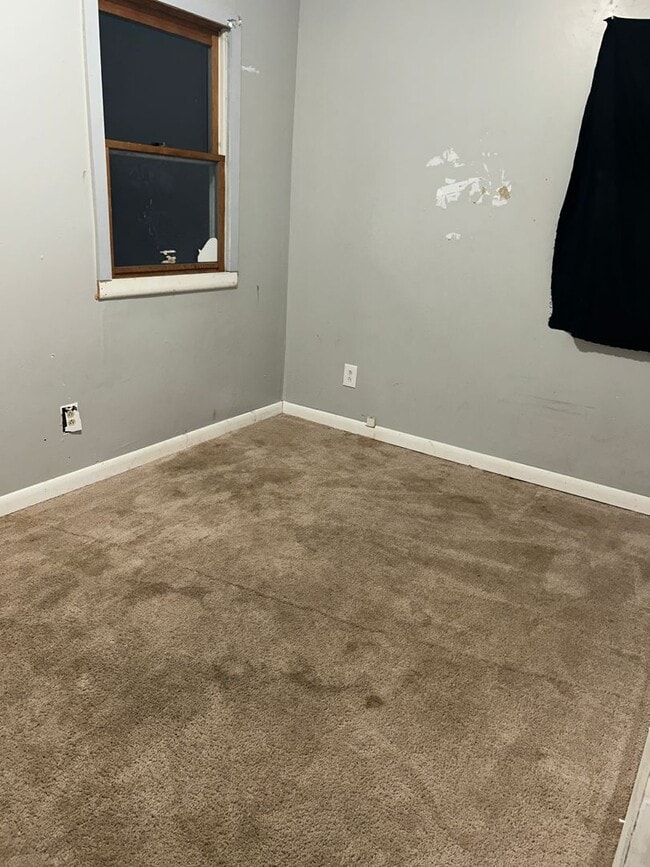 Building Photo - Three Bedroom Home