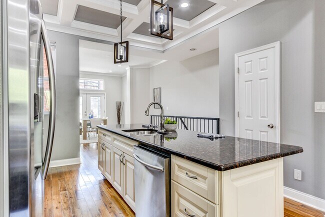 Building Photo - 3 Bed 2.5 Bath - Bloomingdale Condo - 1 Assigned Parking Space