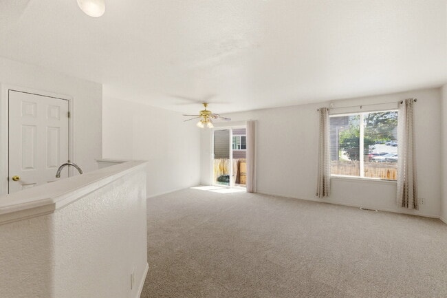 Building Photo - Very Nice 2 Bedroom, 2 1/2 Bath Townhome in Quail Run! Community Pool & Tennis Courts! Minutes To...