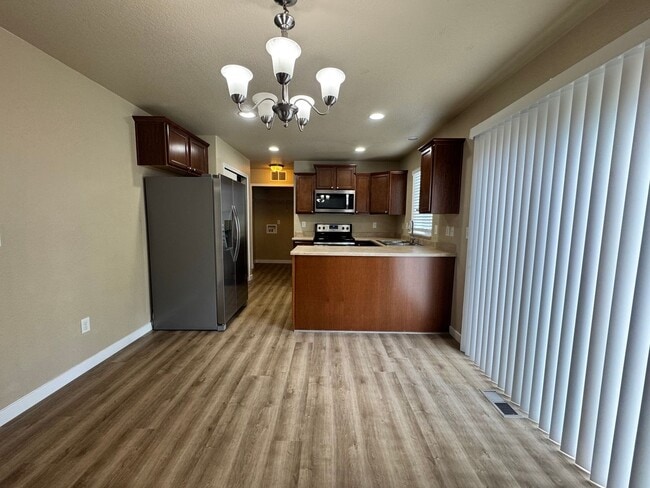 Building Photo - 3 Bedroom in Sierra Springs