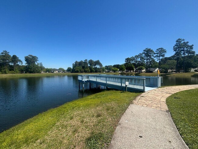 Building Photo - 7 Lakeside Dr