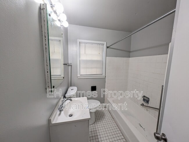 Building Photo - 1135 E 49th St