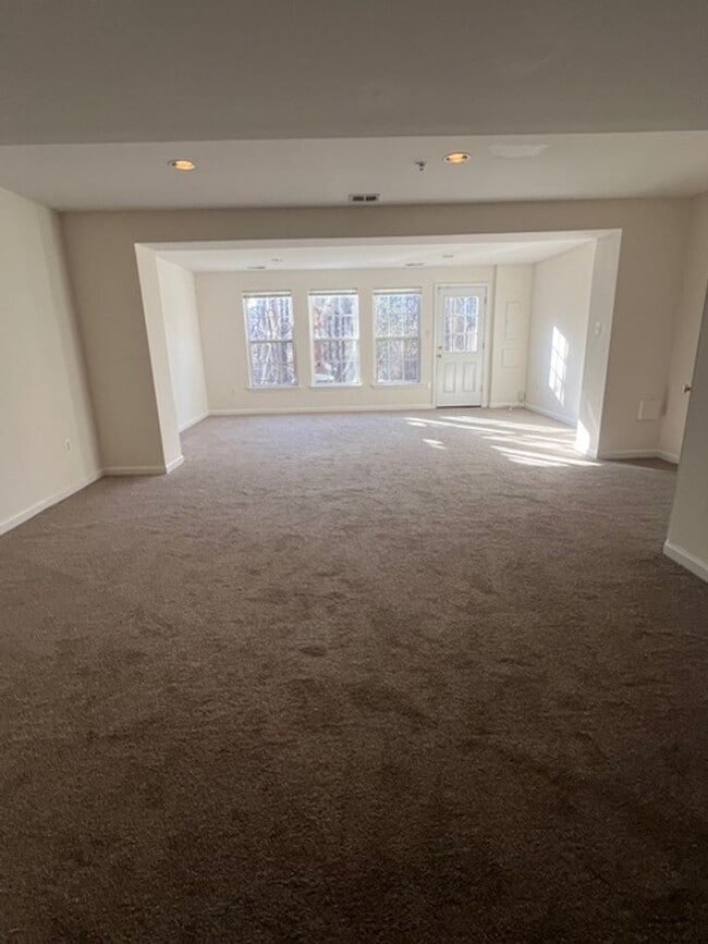 Building Photo - SPACIOUS TOWNHOUSE IN GERMANTOWN