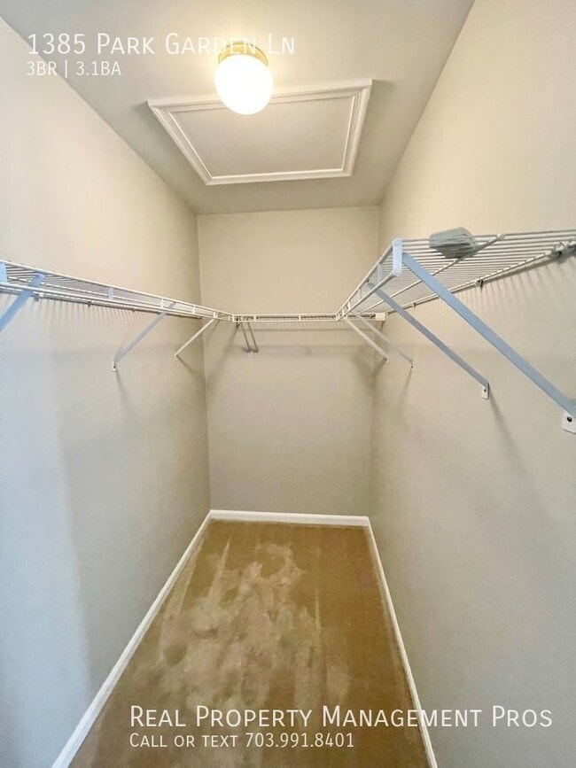 Building Photo - 1385 Park Garden Ln