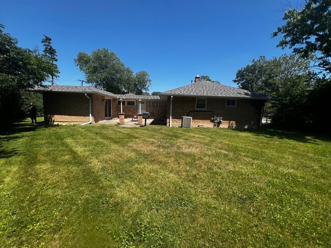 Building Photo - 2544 Spruce Rd