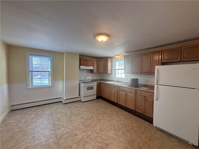 Building Photo - 1595 Main St