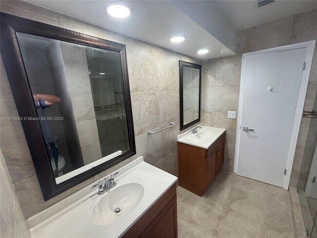 Building Photo - 9435 SW 144th Ct