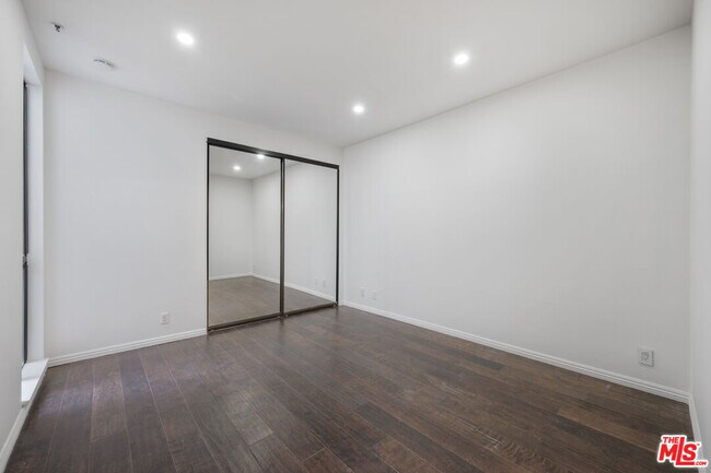 Building Photo - 310 Tahiti Way