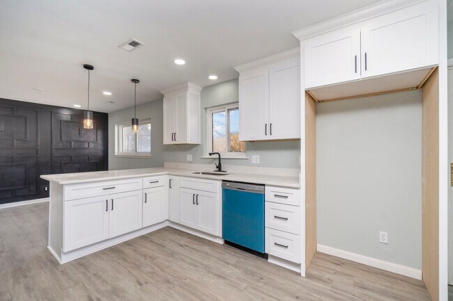 Building Photo - 152 Mann Dr