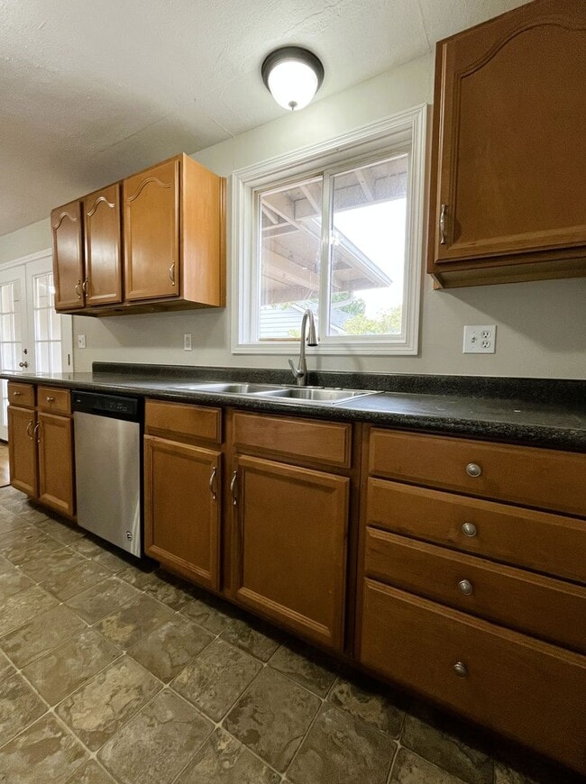 Building Photo - (OWE) 3 bed 2 bath home in Cal Young Neigh...