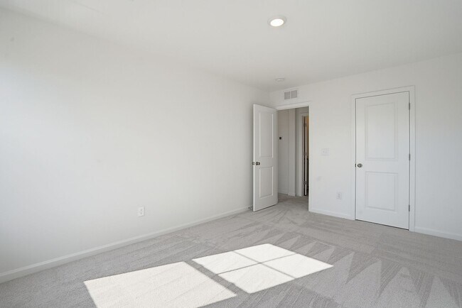 Building Photo - BEAUTIFUL AND READY FOR YOU- NICE TOWNHOME IN ANGIER, NC