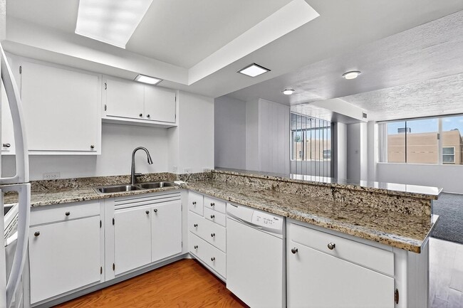 Building Photo - Art Deco Condo 1 Bedroom  1 Bath with cove...