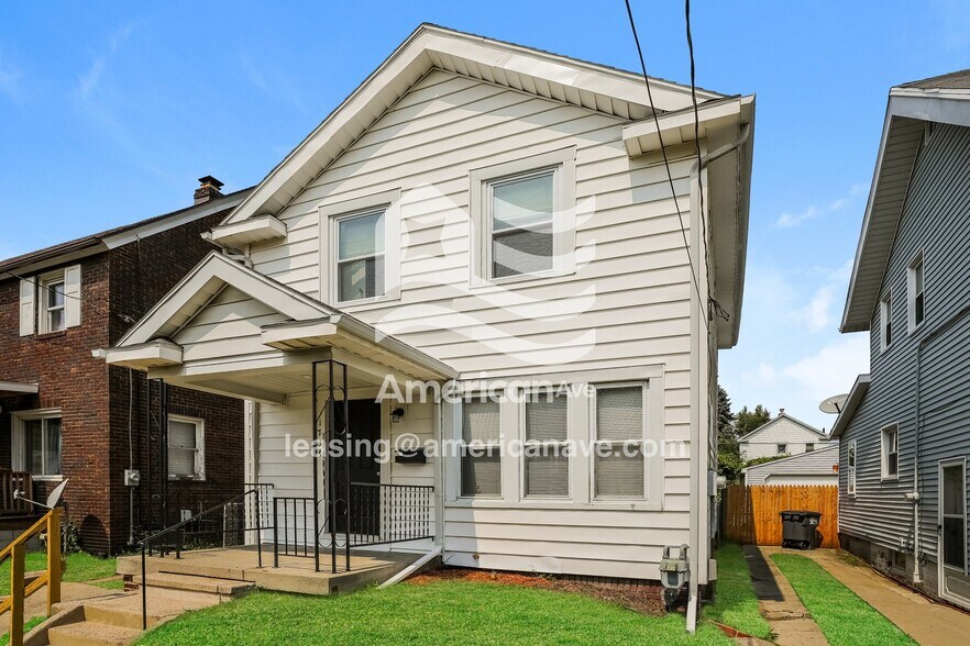 Building Photo - 1734 Brussels St