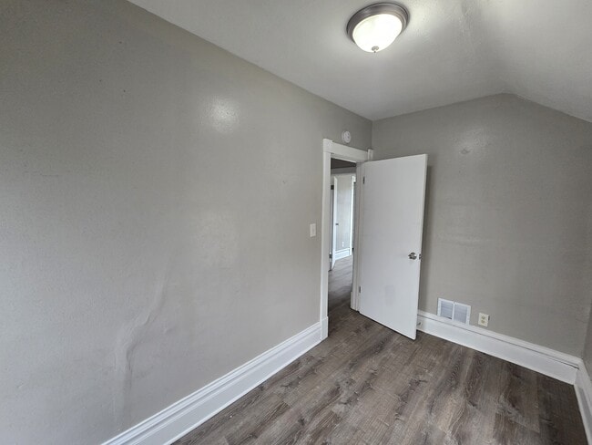 Building Photo - 214 Edwards St