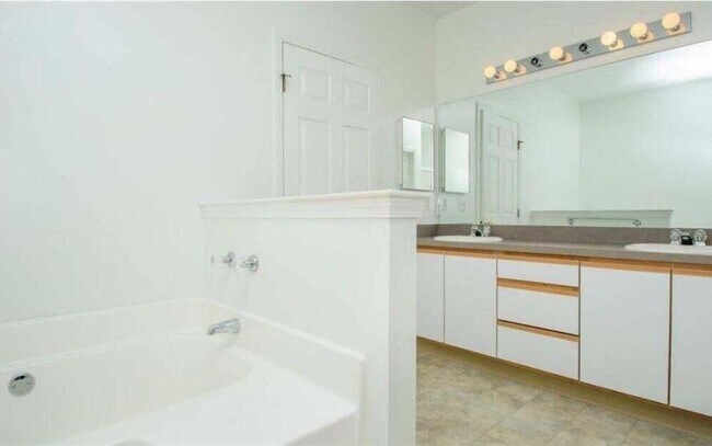 Building Photo - 1430 Fox Pointe Cir