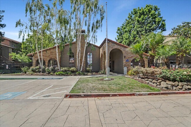 Building Photo - 2 Bedroom, 1 Bath, Upstairs Condo in the C...