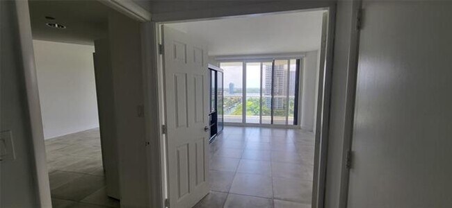 Building Photo - 2600 Island Blvd