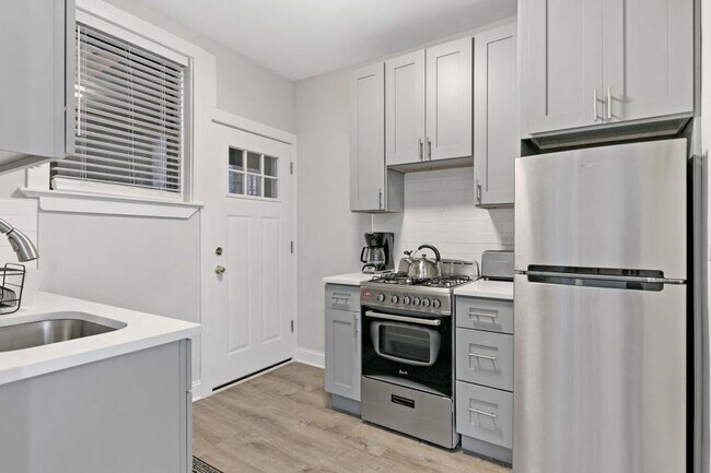 Building Photo - 1 bedroom in Chicago IL 60657