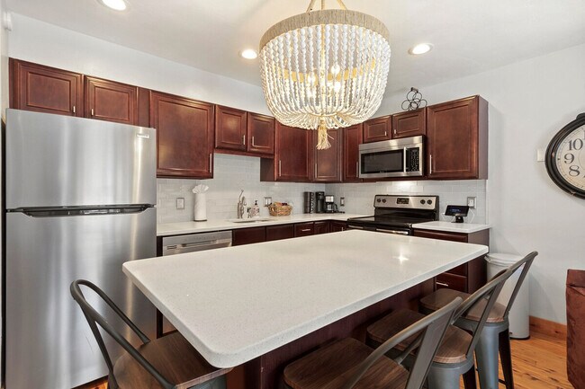 Building Photo - 421 S Main St