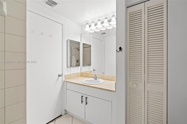 Building Photo - 701 Brickell Key Blvd