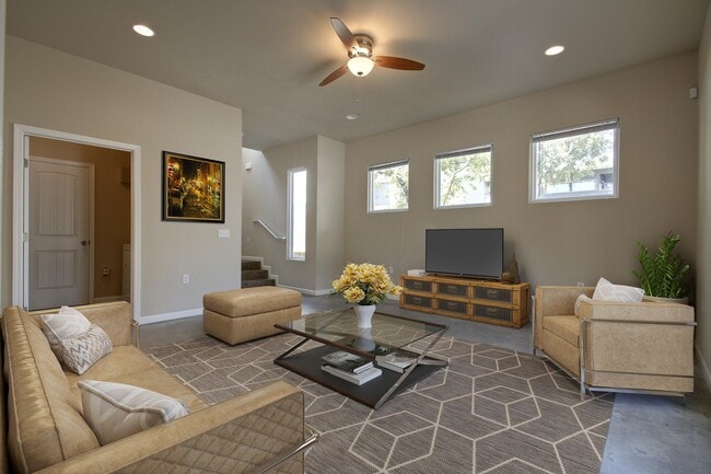 Primary Photo - UT PRE LEASE: 2009 Remodeled 6 Bed / 3 Bat...
