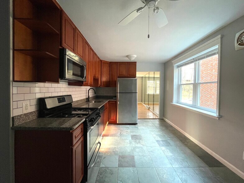 Building Photo - 614 Borbeck Ave