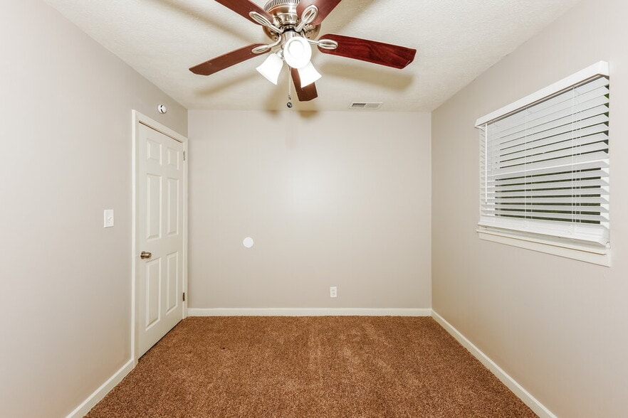 Building Photo - 1722 Rogina Dr