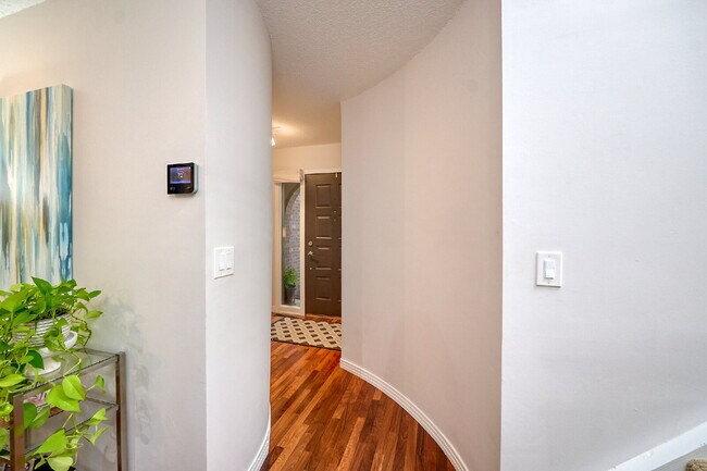 Building Photo - "Charming 3-Bed Townhouse with Scenic View...