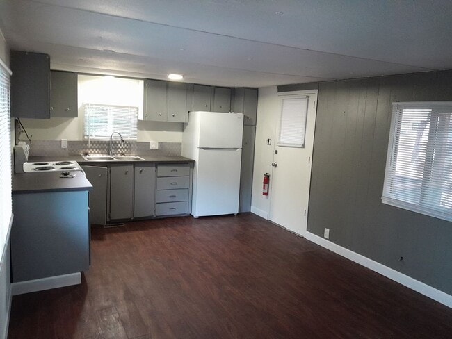 Building Photo - 1/2 off 1st Month's Rent ! Country Setting Single Wide Manufactured Home Silverbrook RV Park