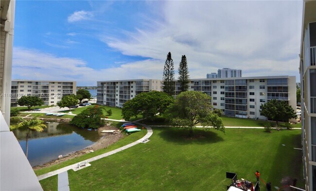 Building Photo - 2851 Leonard Dr
