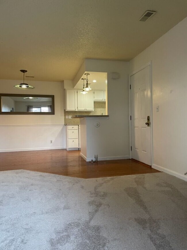Building Photo - Quaint 1 Bedroom Condo in the Southwest part of Town with Garage