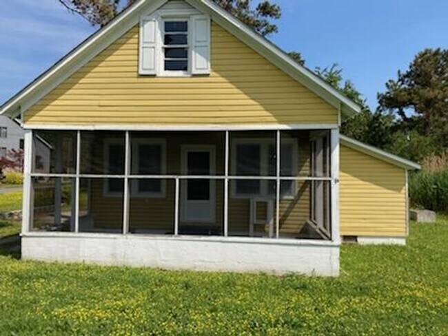 Building Photo - Water-Front Living