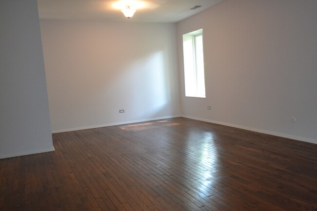 Living room (empty) - 222 Main St