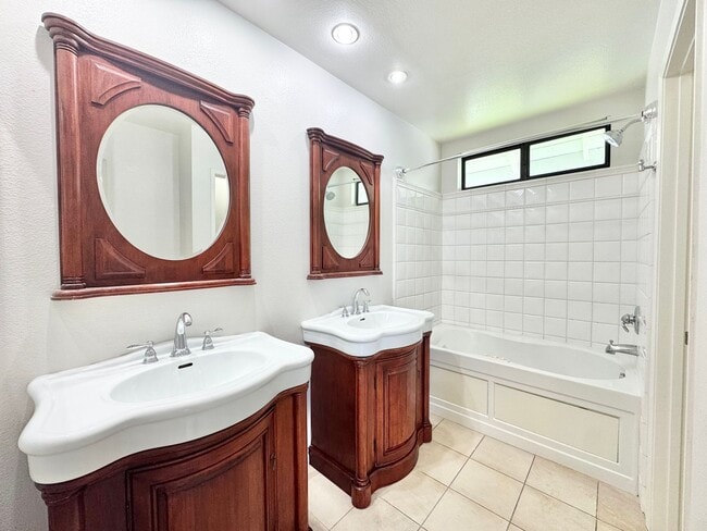 Building Photo - Beautiful 4Bd/2.5Ba Available In Laguna Hi...