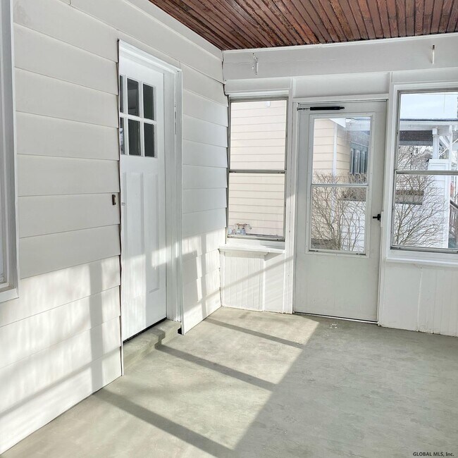 Building Photo - 435 Kenwood Ave