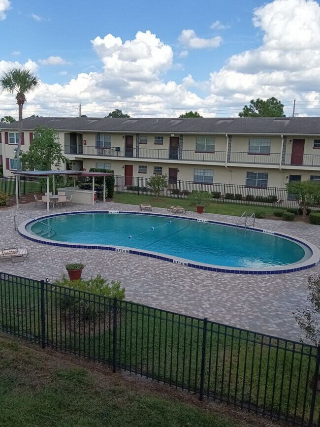 Building Photo - 1 Bedroom Condo with Community Pool and La...